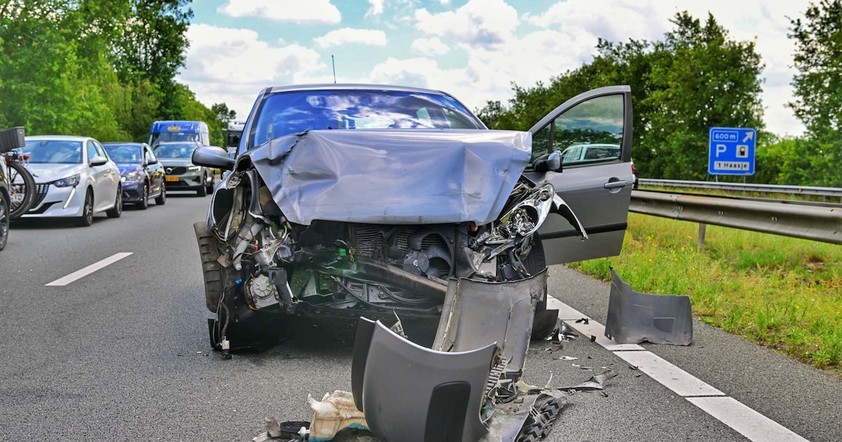 Drie auto’s botsen op A2 bij Maarheeze, een chauffeur naar het ziekenhuis