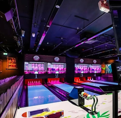 Geen standaard speelhal, maar botsauto’s en minibowlingballen