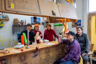 Met meubilair van karton en sloophout verandert Salon Veneman in een bijzonder café; je kan in deze 