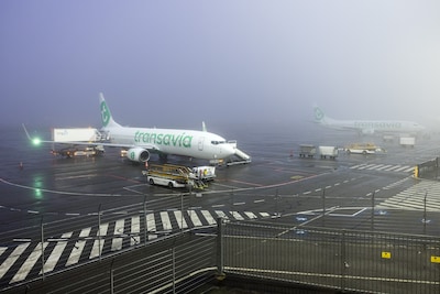 Nieuw mistsysteem op Eindhoven Airport voorkomt annuleringen door mist, maar vertragingen blijven mo