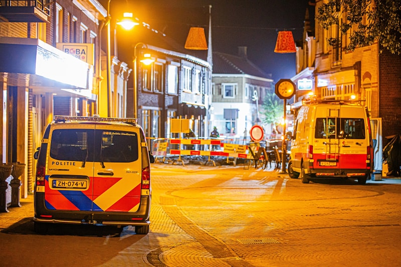 Een groot deel van de Stationsstraat in Boxtel is afgezet voor werkzaamheden, toch viel een fietser in een opgebroken stuk van de weg.