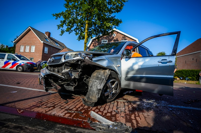 Bestuurder heeft geluk bij zwaar ongeluk in Nuenen: auto vliegt over de kop en slaat krater in berm