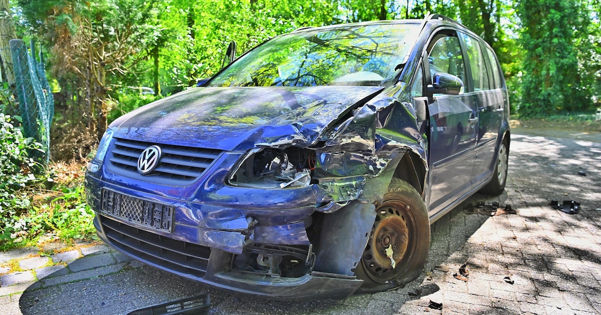 Flinke schade aan auto en werkbus door frontale botsing in Leende