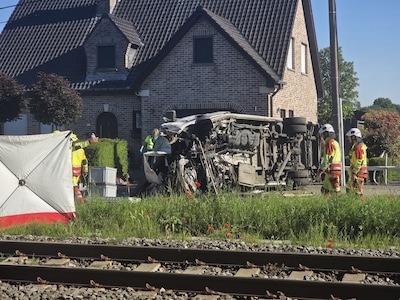 Meerdere dodelijke slachtoffers bij aanrijding van schoolbusje door trein in België