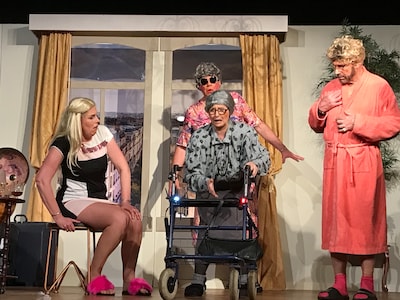 Chaos op de hotelkamer en met z’n zessen in de kledingkast; Klotlanders vermaken met klucht