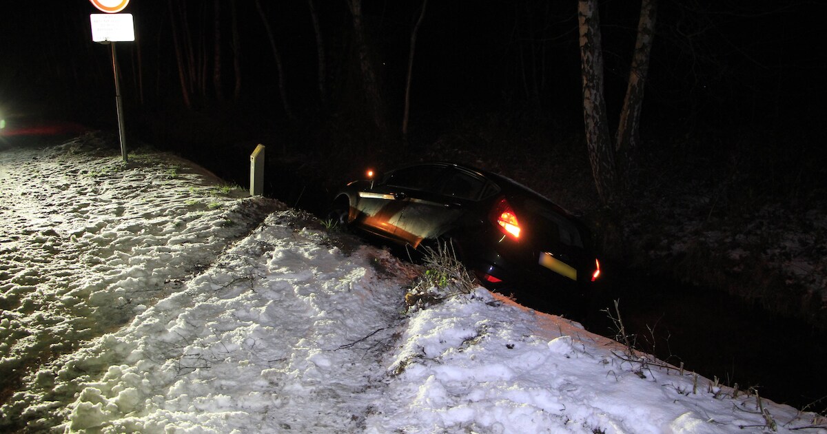 Auto belandt in water langs Herenvennenweg in Weert