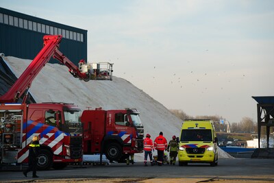 Man komt klem te zitten tussen berg strooizout en betonwand in Raamsdonksveer: zwaargewond met heli 