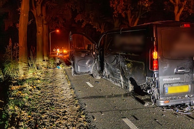 Auto en bestelbus botsen frontaal in Lierop, andere bestuurder kan ongeluk niet ontwijken: ravage op de weg