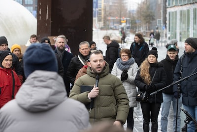 Dag na arrestatie predikt omstreden gebedsgenezer Tom de Wal in Eindhoven, demonstranten joelen door