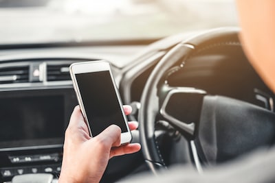 112 boetes voor telefoongebruik bij ongeval op N279: politie waarschuwt bestuurders