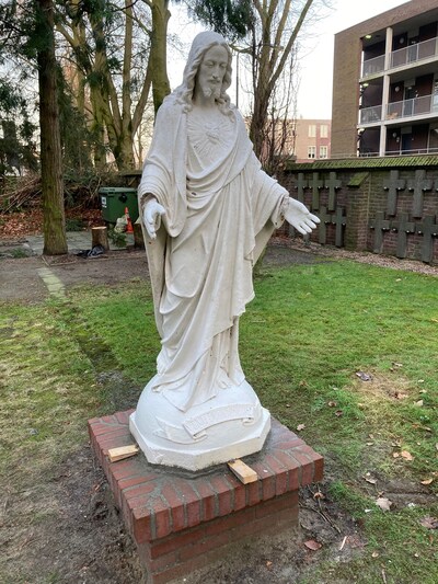 Buulse Jezus net voor kerst herenigd met zijn handen en zijn meisjes