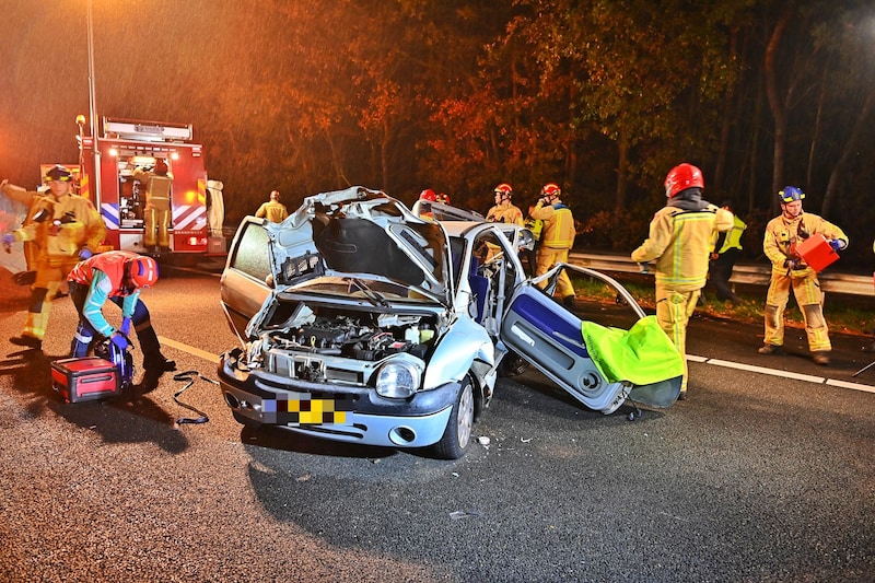 Beide auto’s lagen in kreukels op de weg.