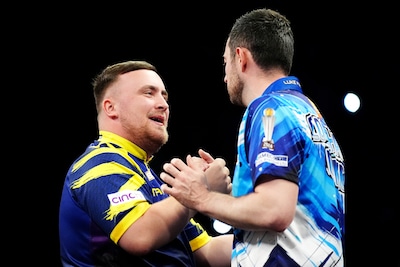 Tranen bij Luke Littler na winst Premier League Darts in zenuwslopende finale met Luke Humphries