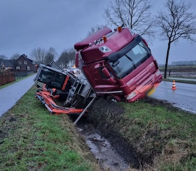 Vrachtwagen met kraan belandt in sloot Mariahout