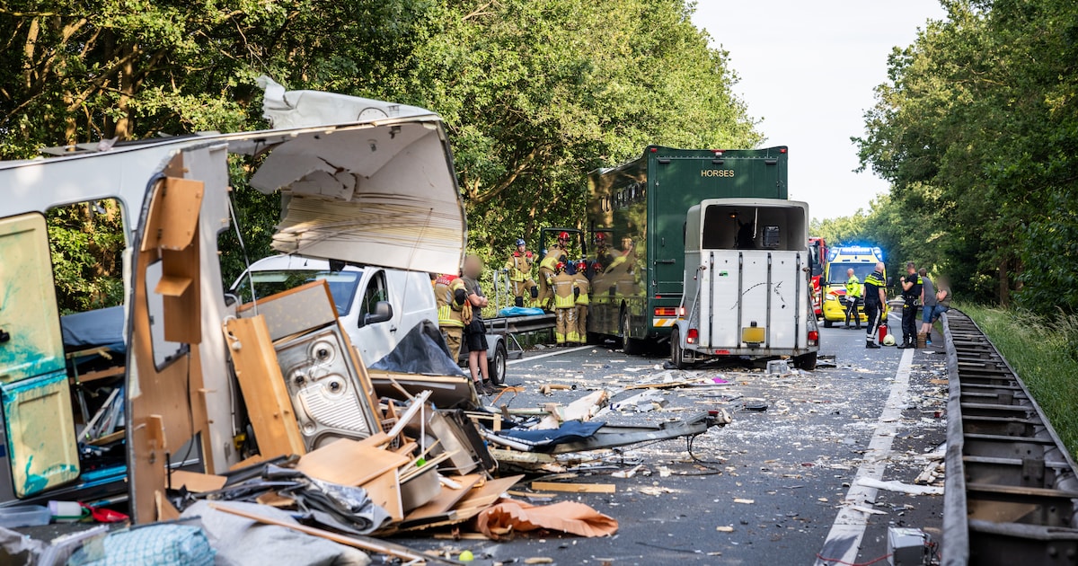 Tijl en Wendy rijden met zeven paarden naar huis, dan boort caravan zich in hun cabine