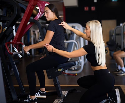 Niet de zoveelste sportschool; Fleur (25) richt zich op vrouwen en hun houding: ‘Je ziet het aan de 