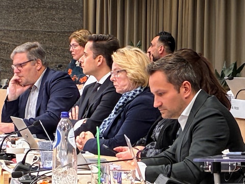 De Eindhovense VVD-fractievoorzitter Lex Janssen (rechts) stopt als raadslid omdat zijn partner Remco van Dooren (midden) wethouder wordt