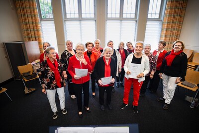 Tonnie (90) en Dora (89) zingen nog steeds uit volle borst: ‘Maar soms playback ik’