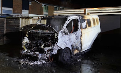 Bestelbus brandt volledig uit in Den Bosch, brandstichting niet uitgesloten