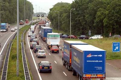 Vertraging op de A2 richting Eindhoven door ongeval • Pompstation op de A59 bij Fijnaart tijdelijk gesloten vanwege mogelijke brand