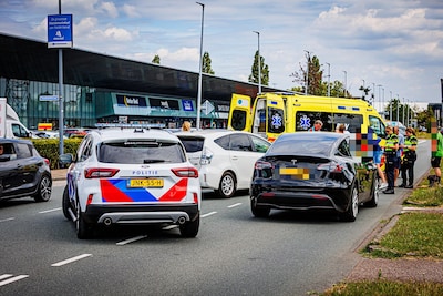 Fietsster gewond bij botsing met auto in Den Bosch: omstanders schieten direct te hulp