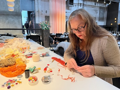Van angst naar creatie: persoonlijke verhalen uit Oekraïne verwerkt in textielkunst tijdens expositi