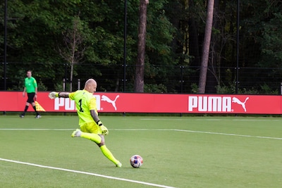 ‘Opa’ Richard Prinsen (47) overleeft met PSV AV eerste play-offronde: ‘Nu twee dagen uitrusten’