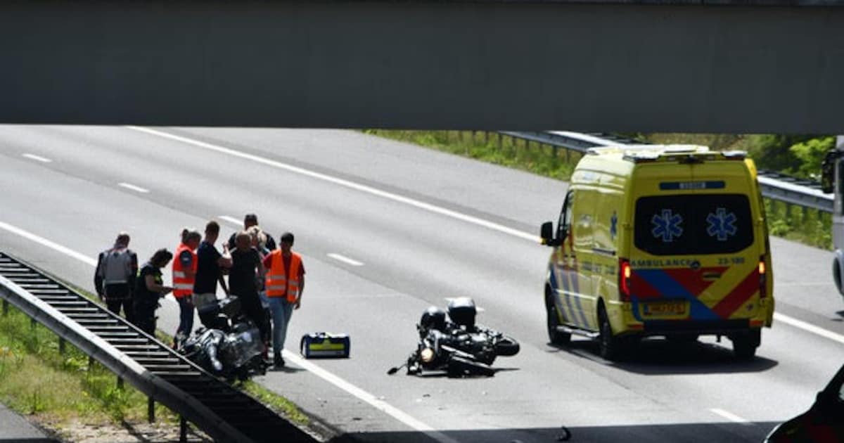Twee motorrijders gewond bij botsing op A74 bij Venlo, weg weer open