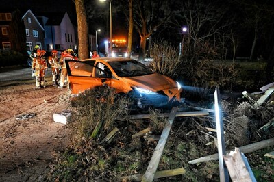 Ravage in Udenhout: bestuurder ramt boom uit de grond, botst tegen auto en rijdt door reclamebord he