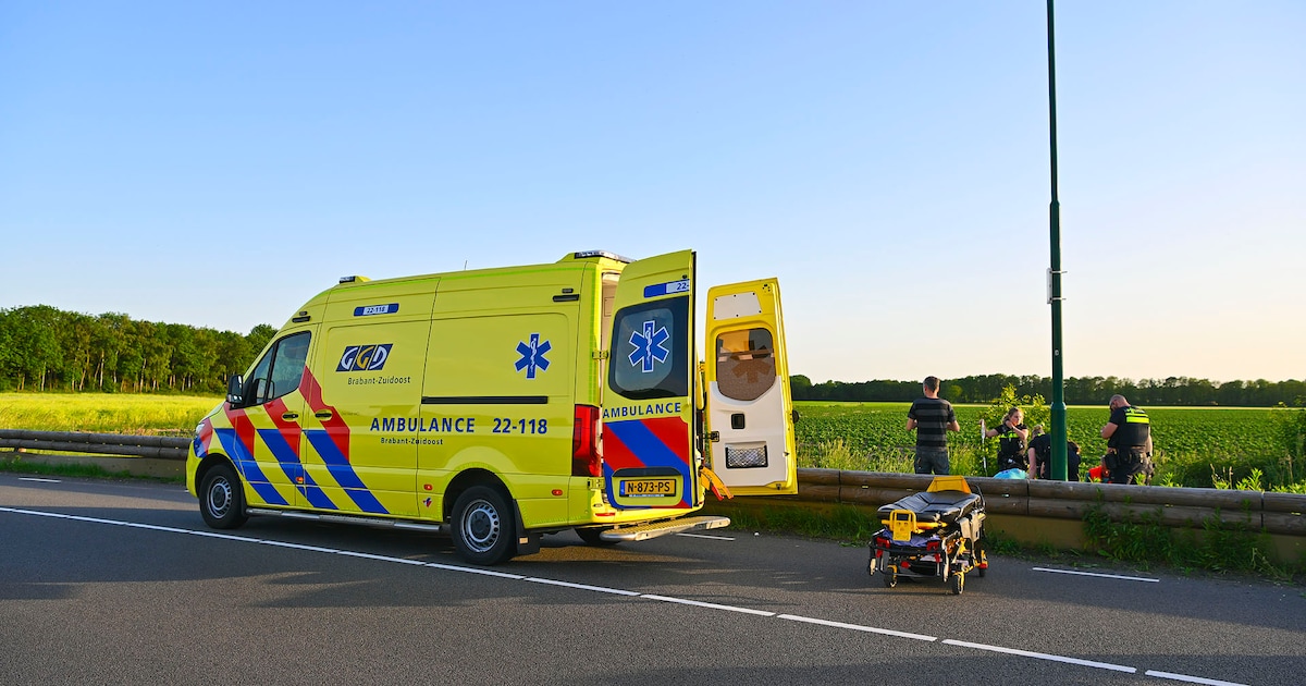 Motorrij­der vliegt over vangrail in Bergeijk en raakt zwaargewond