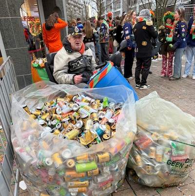 Teun verzamelt tijdens koningsnacht blikjes om rond te komen, maar dan verdwijnt zijn scootmobiel: ‘