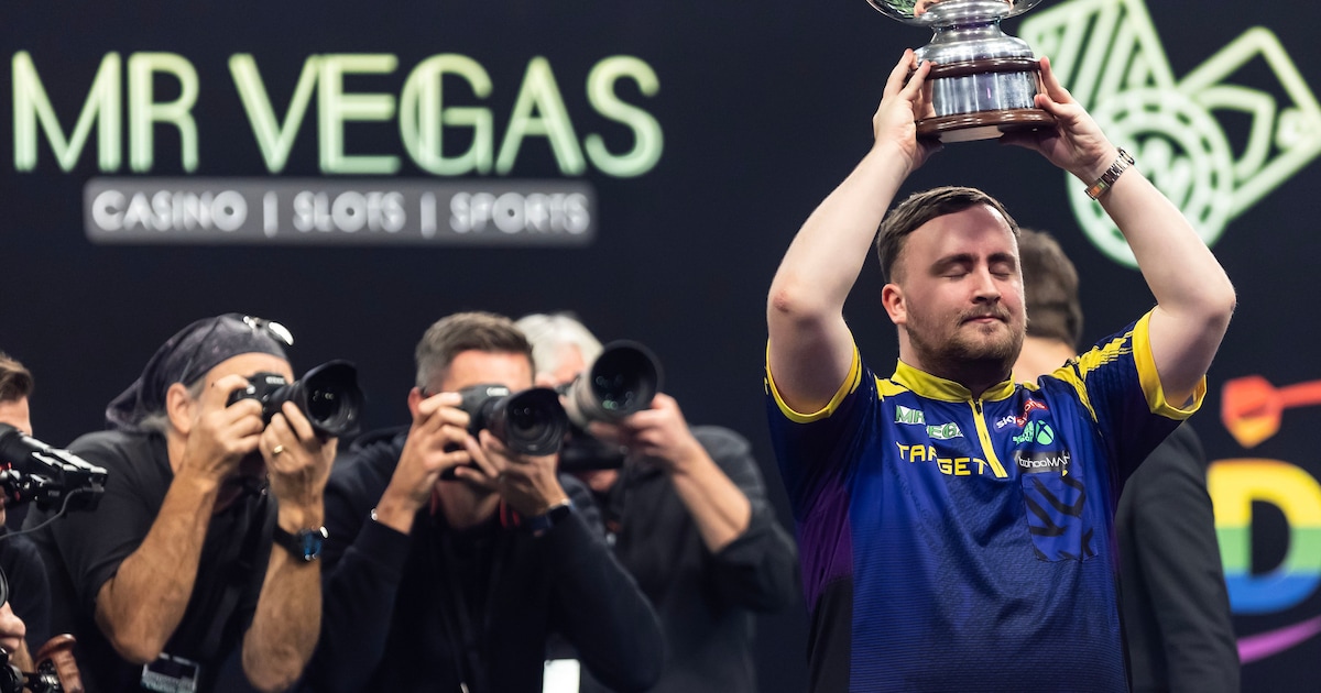 Luke Littler (18) eiste alle aandacht al op, maar is nu écht de jongste nummer 1 ooit: ‘By far beter