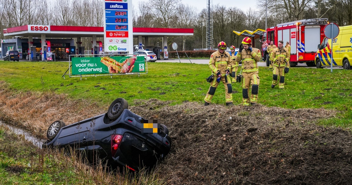 Auto op de kop in sloot langs A67 bij Geldrop, bestuurster naar ziekenhuis