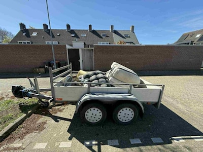 Dumper kwijt, matrassen vies, gemeente streng en Ilse mag ook nog betalen als het gaat regenen