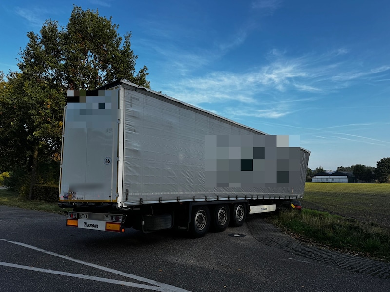 De vrachtwagen belandde deels in de berm.