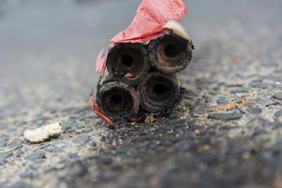 Explosie bij woning in Eindhoven: harde knal, deur en spullen vatten vlam