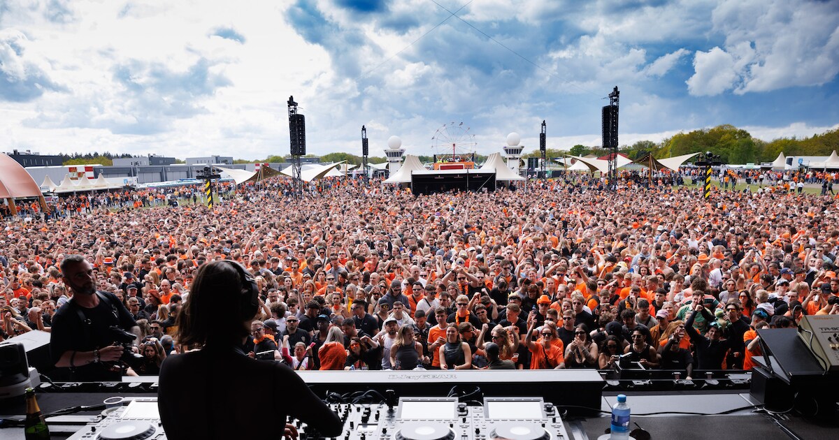 Bekende namen op Free Your Mind op vliegveld Seppe: 'Artiesten met helikopter gebracht' | Brabant | 