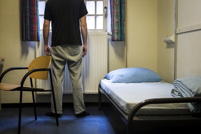 Stefan (55) vindt het ‘heerlijk’ om in de gevangenis te zitten: ‘Ik maak er kunstwerken’