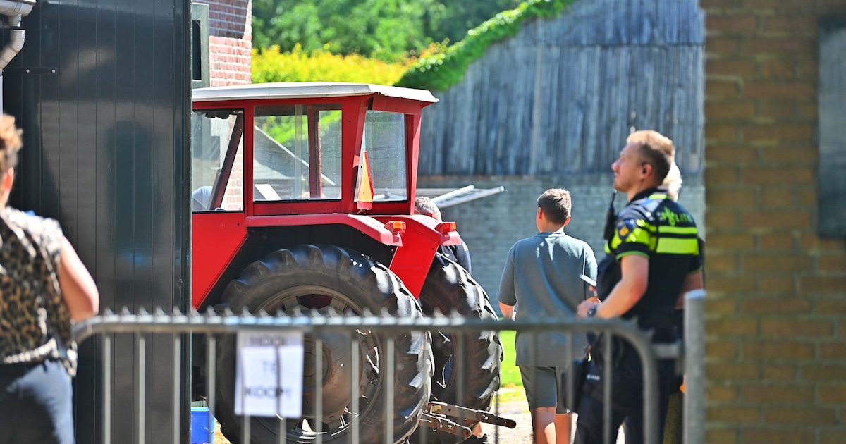 Monteur blust vuur als brand uitbreekt bij werkzaamheden aan trekker in schuur in Veldhoven