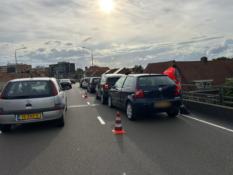 Botsing met zes auto's op het Strijps Bultje, een deel van de ringweg in Eindhoven.