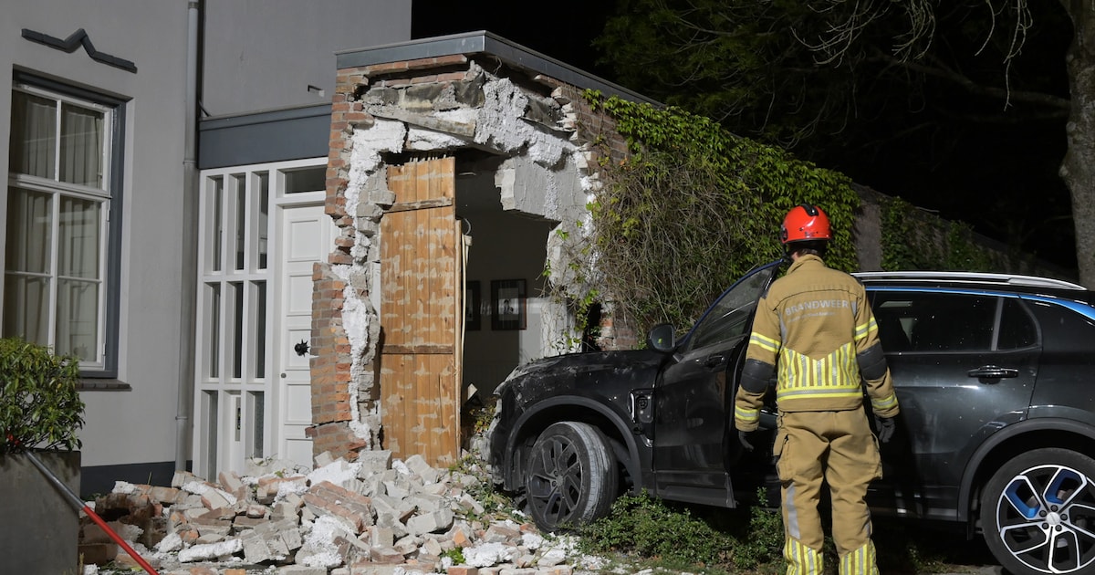 Bestuurder crasht tegen huis in Breda, veel schade