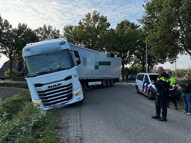 Het is onduidelijk hoe de vrachtwagen in de berm belandde.