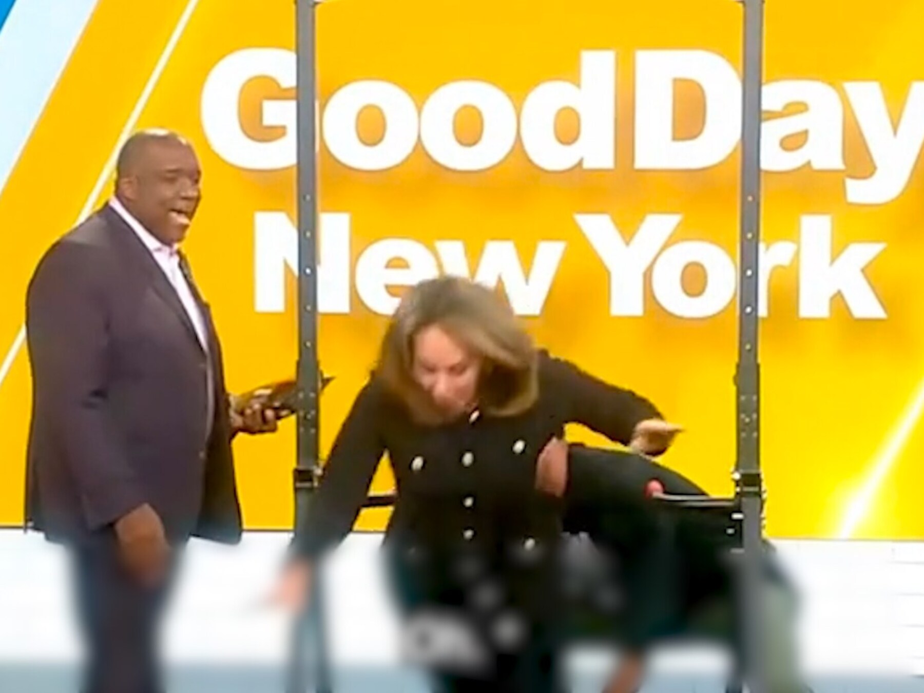 Amerikaanse presentatrice valt vol op haar gezicht tijdens uitzending