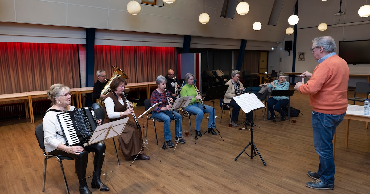 jubilerende-fabrieksfanfare-les-echos-de-dorplein-slaat-nieuwe-weg-in