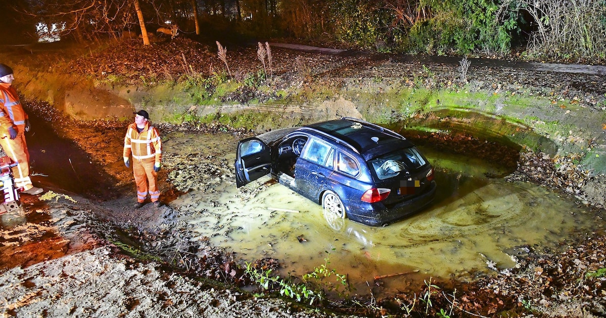 Auto raakt van de weg en belandt in modderpoel in Veldhoven, bestuurder naar het ziekenhuis