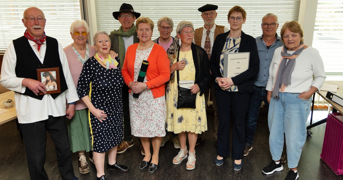 Toneelspelers van De Gezellige Uurtjes doen altijd eerst een warming up