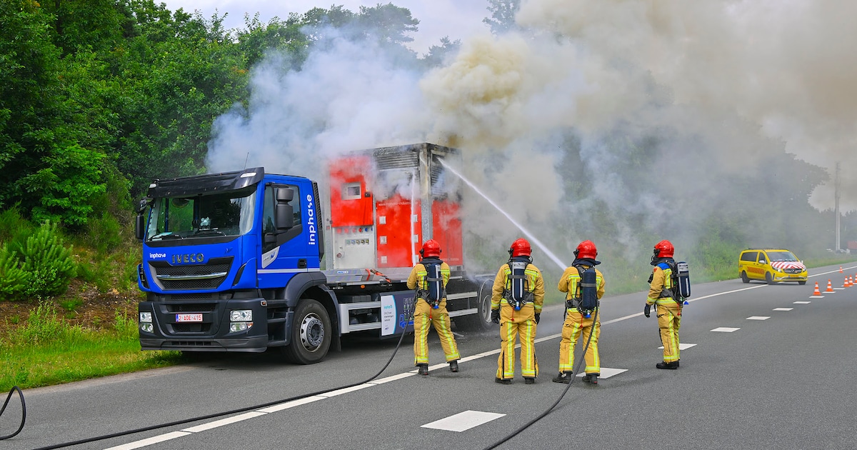 Vrachtwagen met accu-aggregaat vat vlam op A67 bij Veldhoven, brandweer voorkomt gevaarlijke situati