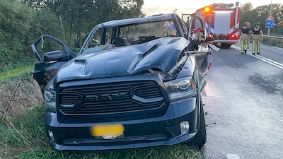 Auto vliegt tijdens het rijden in brand in Helmond, bestuurder weet voertuig op tijd te ontvluchten