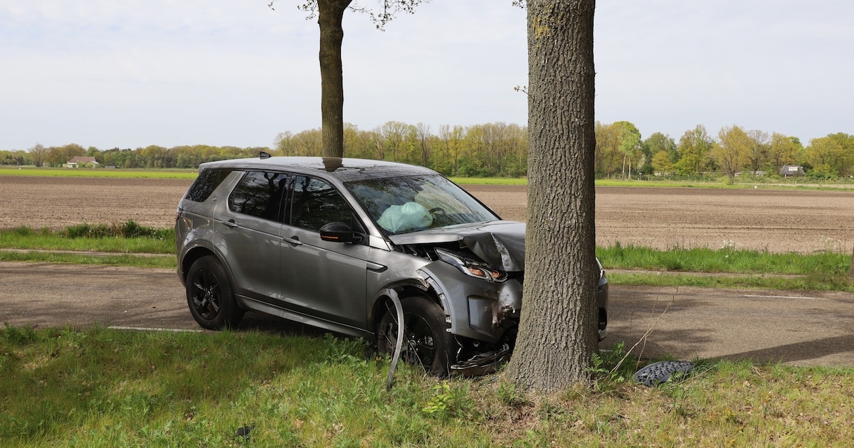 Auto botst op boom in Schaijk, bestuurder nagekeken in ambulance
