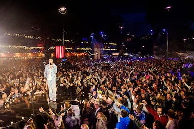 Nieuw plein, dezelfde meezingers: Levensliedfestival trekt naar Stadsforum